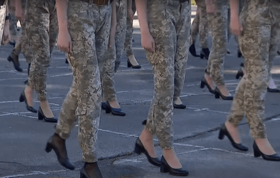 MINISTAR PRELOMIO NAKON SKANDALA! VISOKA ŠTIKLA IPAK NIJE ZA VOJNU PARADU: Evo kakva obuća stiže ženama u ukrajinskoj vojsci (FOTO+VIDEO)